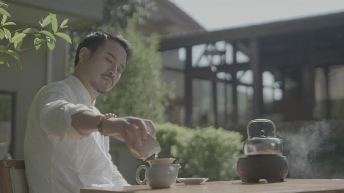 男子中式庭院中喝茶 茶道茶叶宣传片