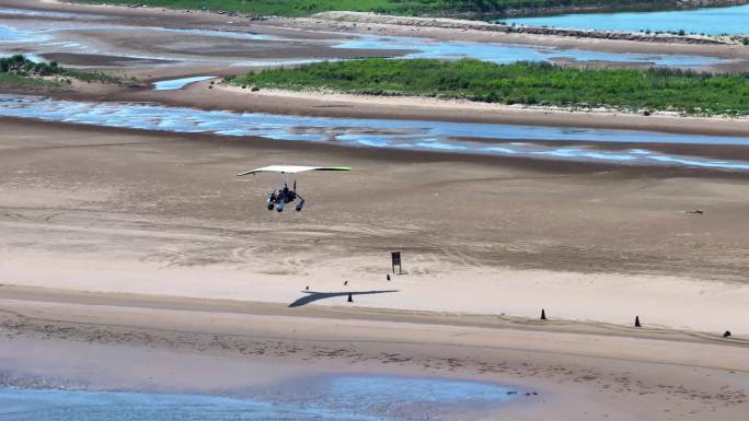 航拍4K滑翔机在海岛降落沙滩