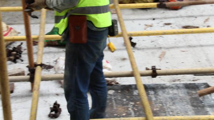 建筑工地：工人搭建钢管脚手架