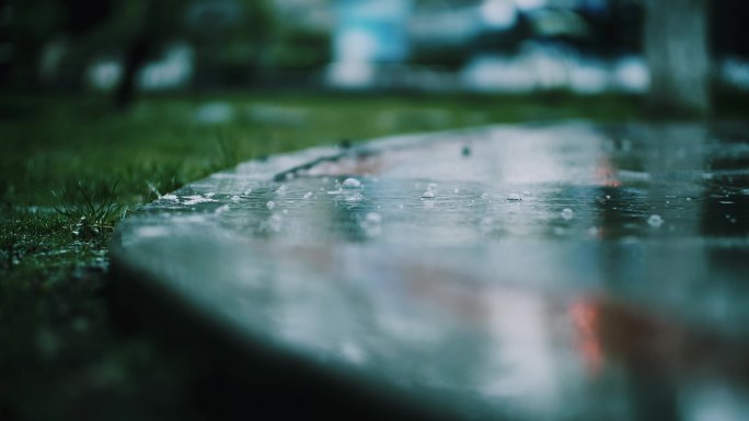 潮湿雨季下雨雨滴路面积水涟漪特写