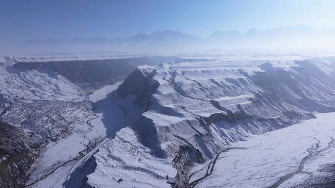 航拍新疆冬季安集海大峡谷红色山脉雪山河流