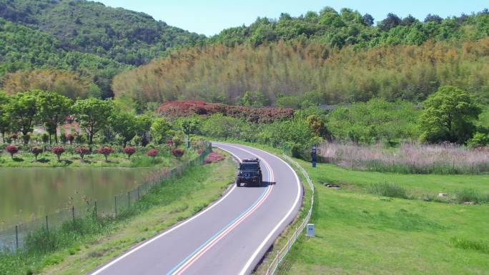 越野车开在山路