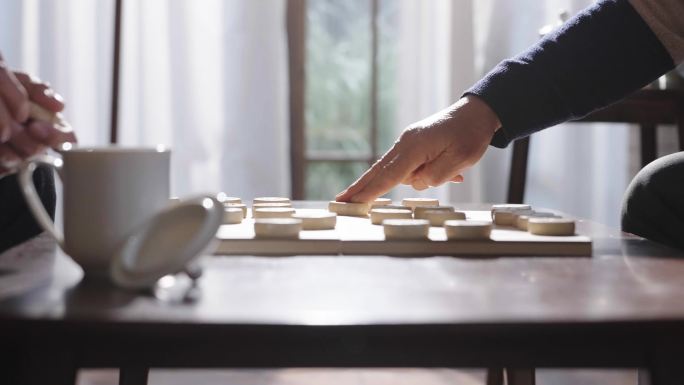 老年人在屋里下棋下象棋