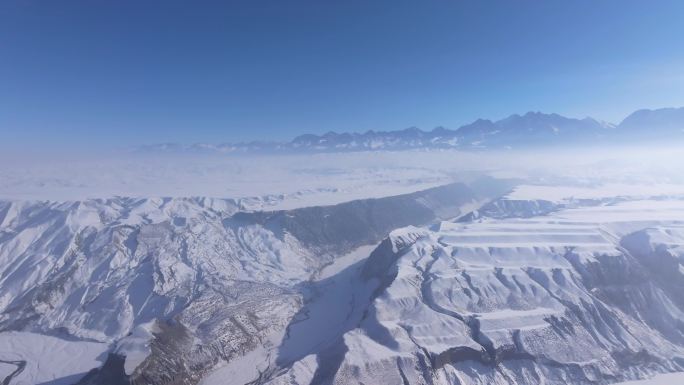 航拍新疆冬季安集海大峡谷红色山脉雪山河流