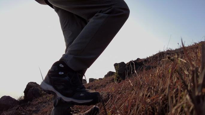 登山人物脚步励志步伐积极向上