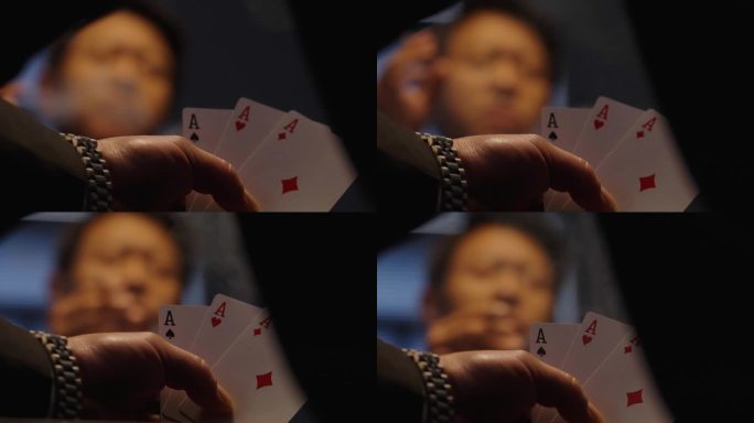 男人抽烟打牌扑克赌博特写