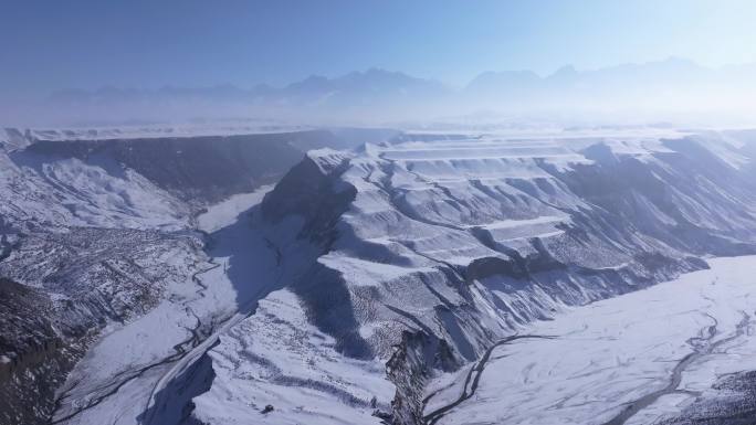 航拍新疆冬季安集海大峡谷红色山脉雪山河流