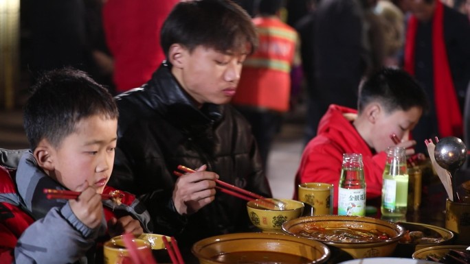 农村乡村旅游游客吃长桌宴地方特色美食5