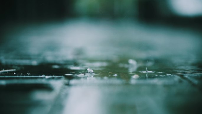 潮湿雨季下雨雨滴路面水泡涟漪特写