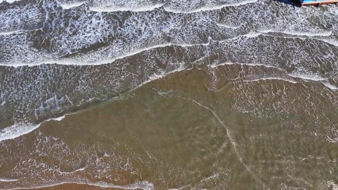 航拍海边海浪波浪浪头浪花海水冲刷海滩