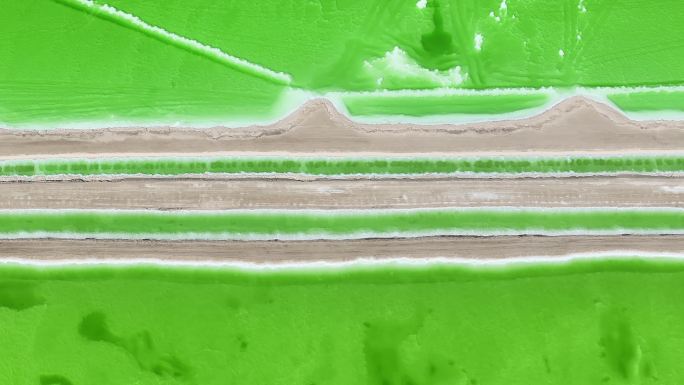 青海察尔汗盐湖美如一幅抽象画