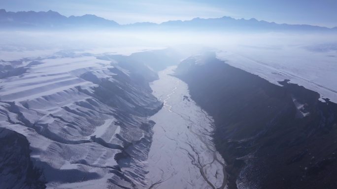 航拍新疆冬季安集海大峡谷迷雾中的雪山峡谷