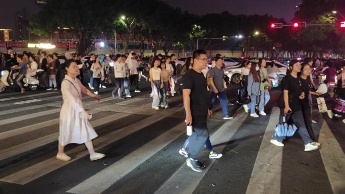 斑马线红绿灯人行道人群都市人脚步夜市拥挤