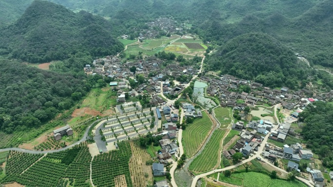 航拍俯拍瑶族勾蓝瑶寨青山流水古村落