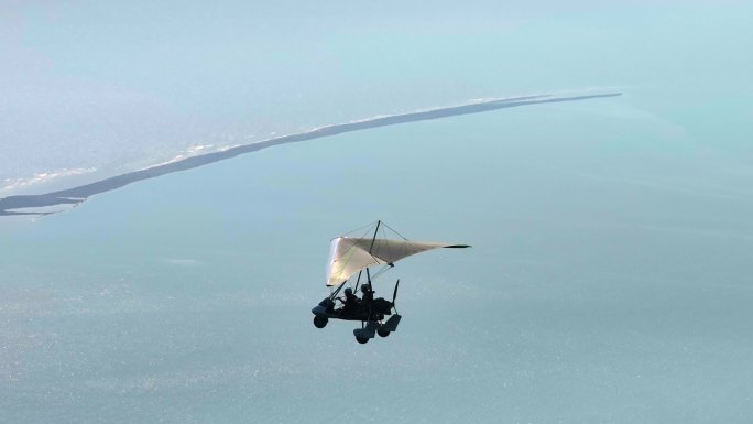 航拍滑翔机海水上空飞翔