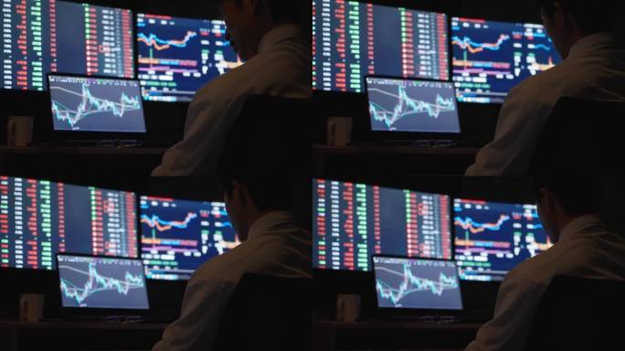 男人电脑分析金融股票数据