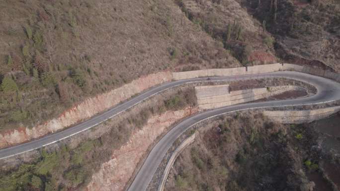 机车山间小道上飞驰