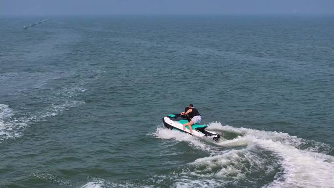 航拍4K游客驾驶摩托艇海上冲浪