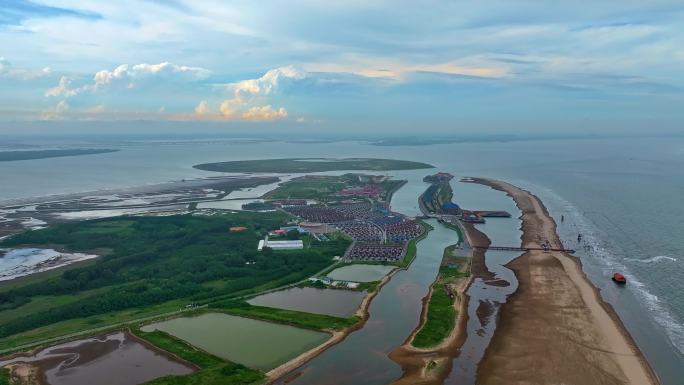 月岛海岛海上风景云层海水沙滩乐园度假