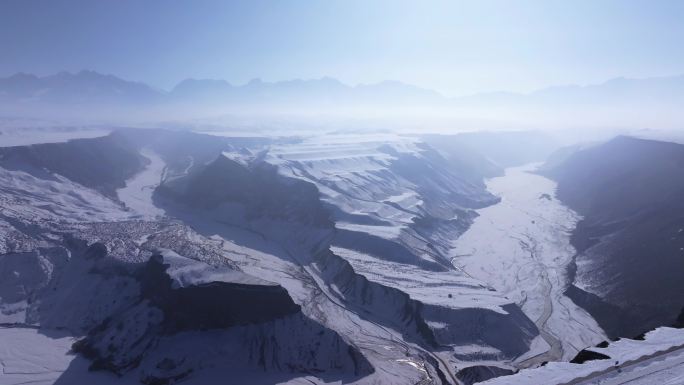 航拍新疆冬季安集海大峡谷红色山脉雪山河流