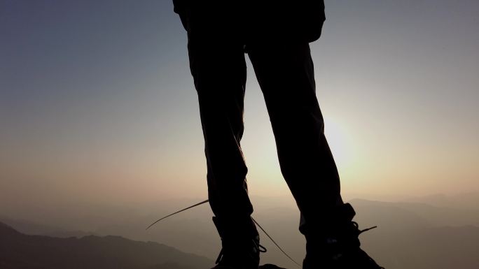 站在高处看风景 登山 登高 人物 剪影