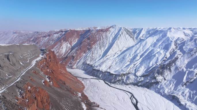 航拍新疆冬季安集海大峡谷红色山脉雪山河流