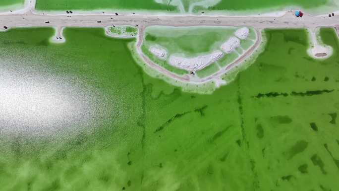 察尔汗盐湖风景区波光粼粼