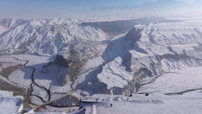 航拍新疆冬季安集海大峡谷红色山脉雪山河流