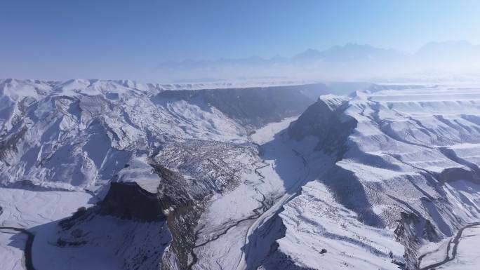 航拍新疆冬季安集海大峡谷红色山脉雪山河流