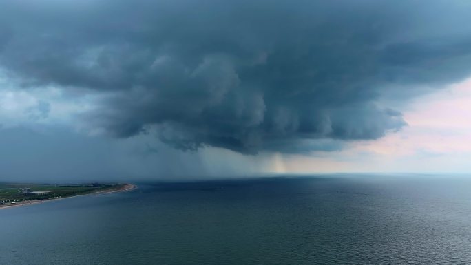 海边云层低垂渔船出海