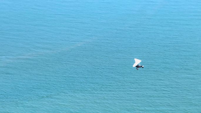 航拍4K滑翔机在海岛上空飞翔