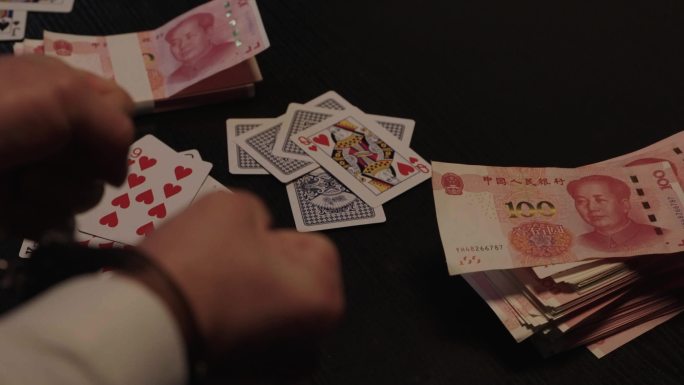 赌徒打牌扑克赌博现金犯罪