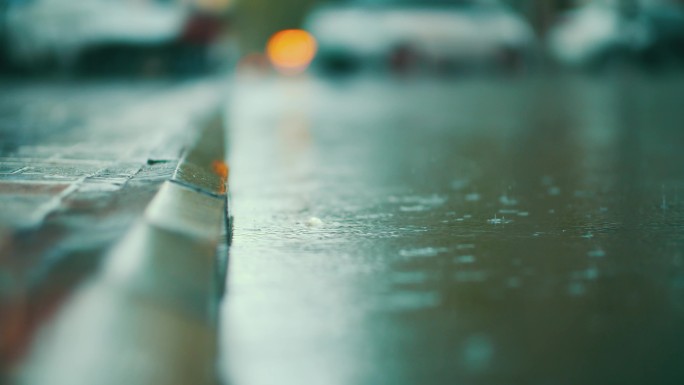 下雨街道积水雨滴潮湿路面