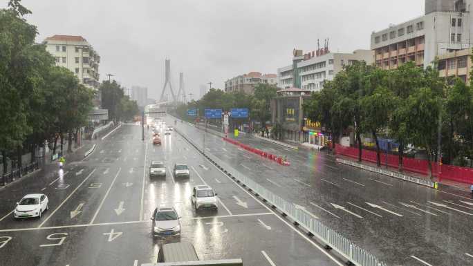 雨中大桥交通