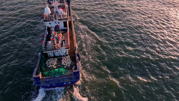4K航拍带国旗五星红旗的渔船出海