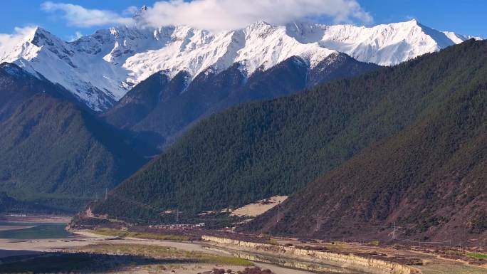 4K西藏雅鲁藏布江的雪山
