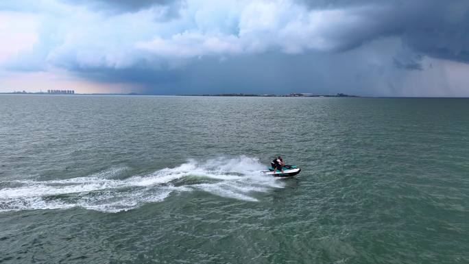 航拍4K游客乘摩托艇海上冲浪