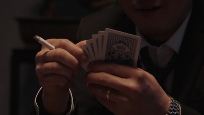 男人赌博打牌抓牌