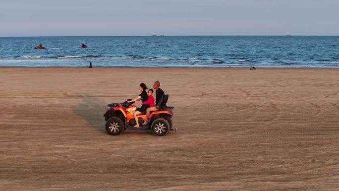 一家人海边沙滩体验沙滩摩托