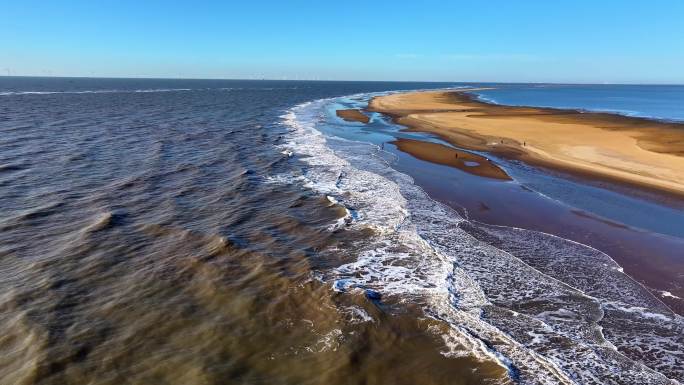 航拍4K海水海浪浪头浪花冲刷沙滩