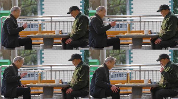 老年人在社区公园下象棋