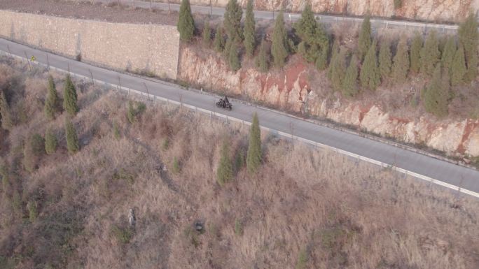 机车山间小道上飞驰