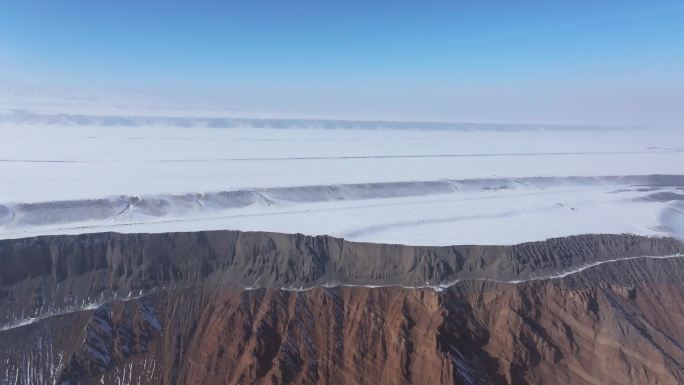 航拍新疆冬季安集海大峡谷红色山脉雪山河流