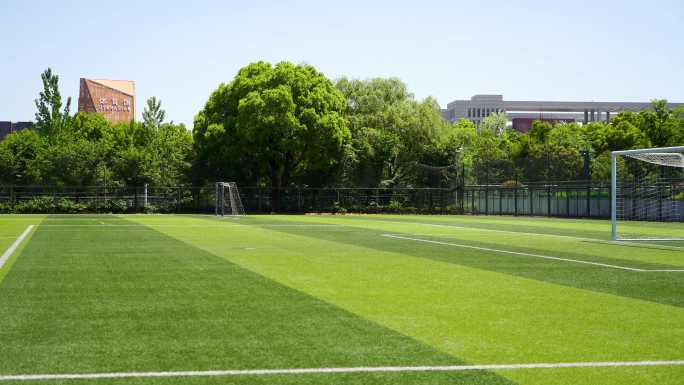 晴朗天气大学校园露天人造草坪足球场的景观