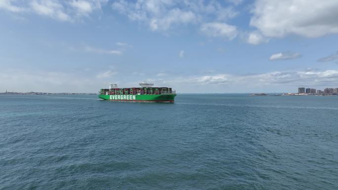 一艘400米大型集装箱货轮在海上航行