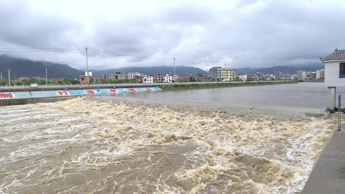 雨后河水上涨