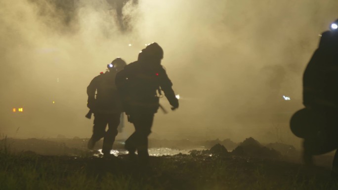 消防救援队员灭火消防队出警消防员应急救援