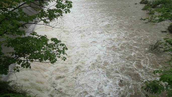 暴雨天气  大坝决堤