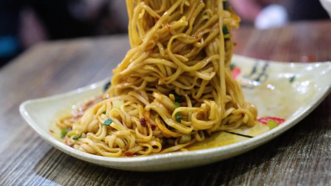 顾客享用早餐馄饨拌面早餐店美食用餐环境视