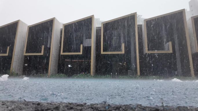 暴雨中的别墅泳池：雨滴特写慢镜头